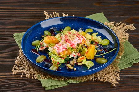 Салат с ананасом и авокадо