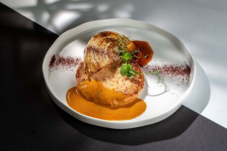 Крабкейк с капустой бланш и соусом табис