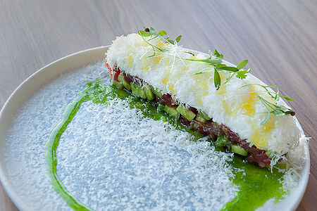 Тартар из тунца с авокадо и эспумой из козьего сыра