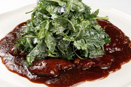 Теплый салат с печенью кролика