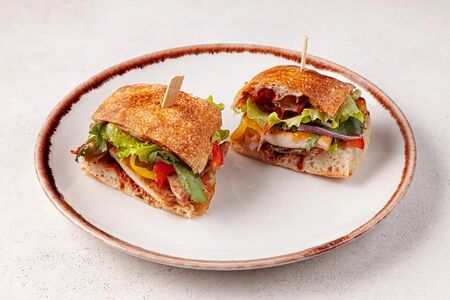 Чиабатта с курицей и соусом Хойсин