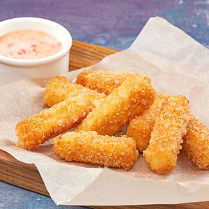 Жареная моцарелла со сладко-острым соусом