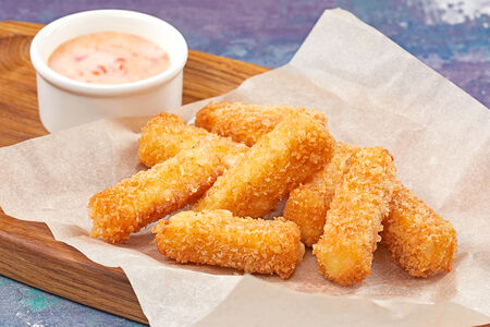 Жареная моцарелла со сладко-острым соусом