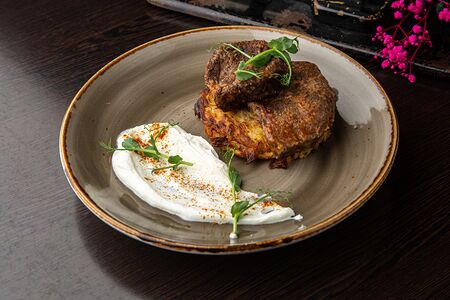 Говядина конфи на картофельном дранике