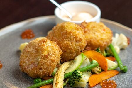 Котлеты из креветок и краба с картофельным муссом и овощами вок