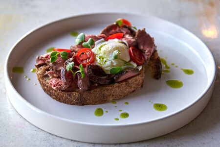 Брускетта с ростбифом