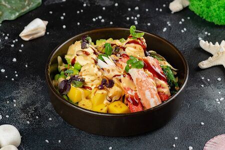 Поке с крабом и соусом маракуйя