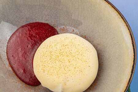 Десерт Моти манго с гелем из лесных ягод