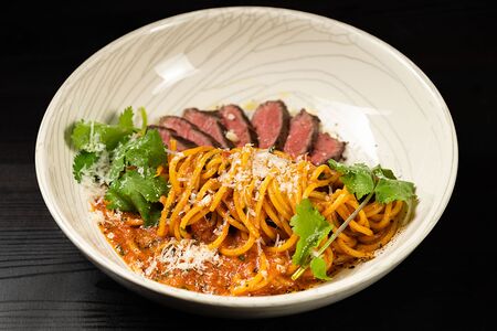 Спагетти со стейком в томатном соусе