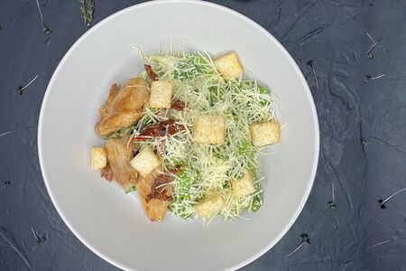 Салат Цезарь с цыплёнком