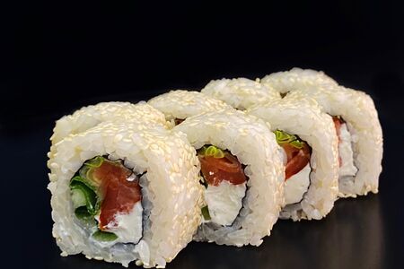 Ролл с копченым лососем