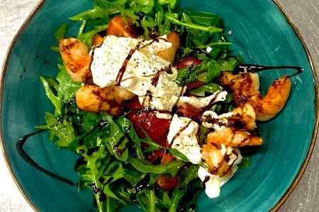 Салат с креветками и страчателлой