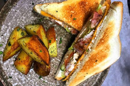 Сэндвич с беконом и яйцом