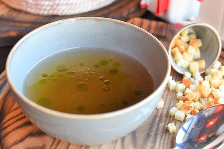 Бульон рыбный с гренками 