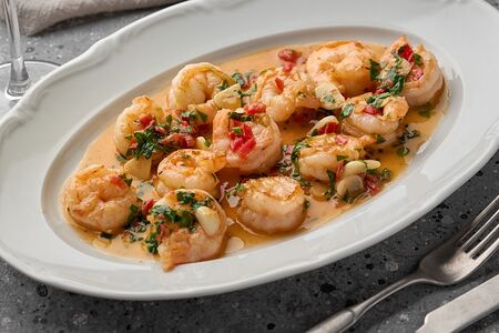 Креветки в белом вине с чесноком и зеленью