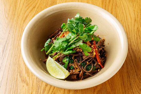 Гречневая лапша с медовой говядиной