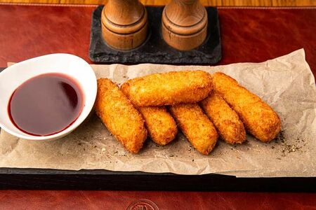 Сырные палочки с кофейно-брусничным соусом