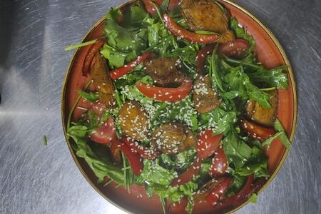 Теплый салат с курицей и рукколой