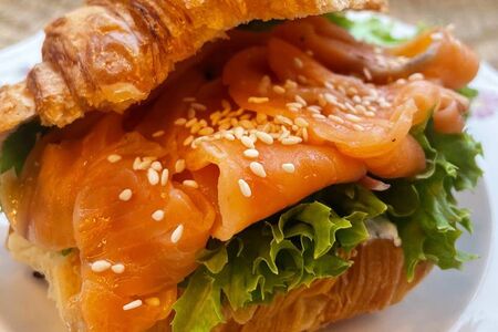 2 круассана с лососем