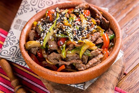 Говядина с овощами в перечном соусе