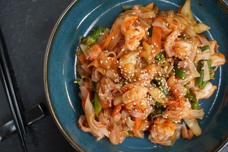 Вок с креветками Пад -Тай