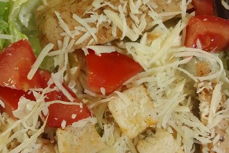 Салат Цезарь с курицей