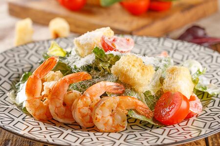 Салат цезарь с креветкой