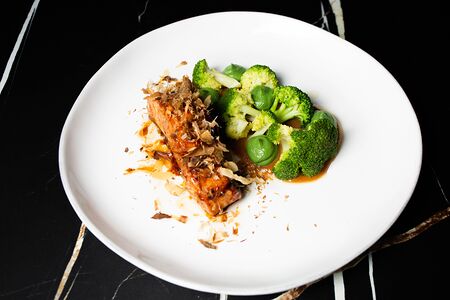 Лосось с брокколи и мисо соусом