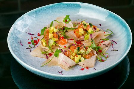 Тартар из лосося с авокадо