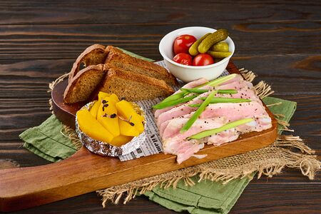 Сало с разносолами