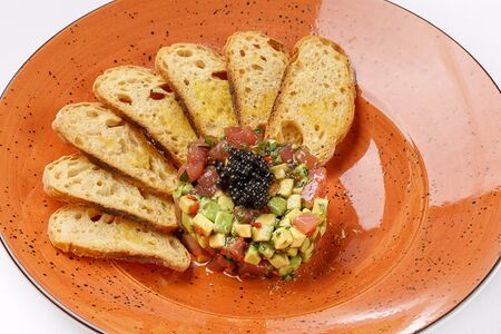 Тартар из тунца с авокадо