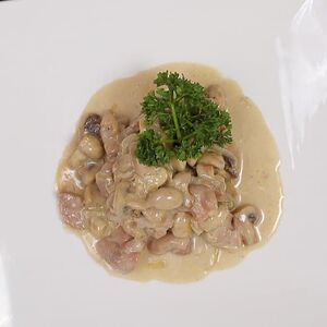 Курица с грибами в сливочном соусе