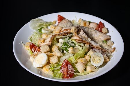 Салат Цезарь с курицей