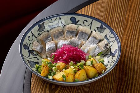 Сельдь с запеченным картофелем и маринованным луком