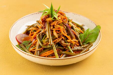 Салат с папоротником и обжаренной свининой