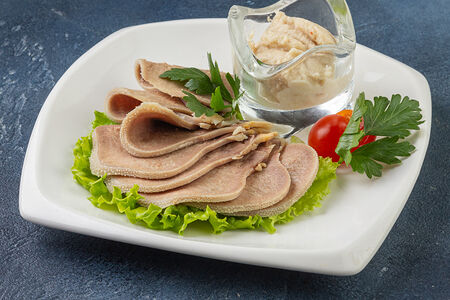 Отварной говяжий язык с хреном