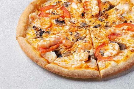 Пицца Том ям с креветками на тонком