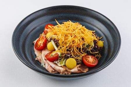 Салат с бужениной, беконом и картофелем