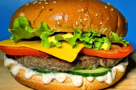 Сырный бургер с говяжьей котлетой