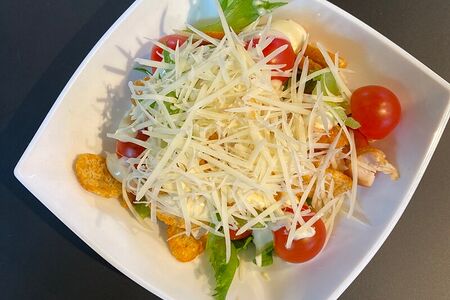 Салат Цезарь с курицей