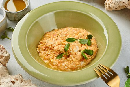 Яичница-болтунья с помидорами и сыром