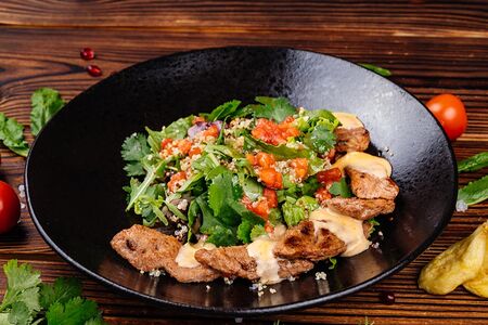 Салат с утиной грудкой и киноа