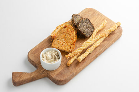 Домашний хлеб с маслом и анчоусами