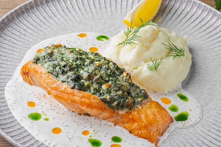 Лосось фаршированный шпинатом с пюре