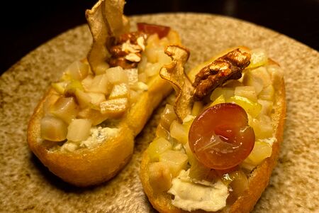Брускетты с маслом дорблю и карамелизированной грушей