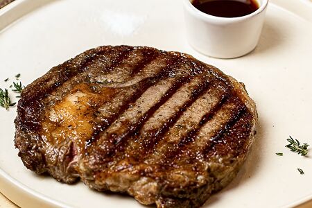 Стейк Рибай с соусом вафу