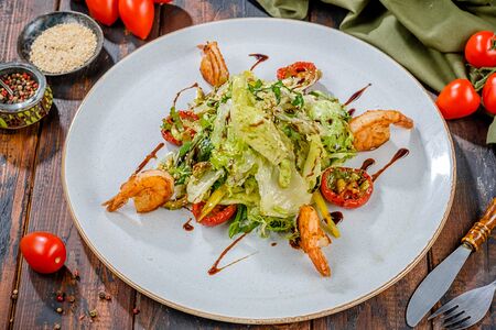 Салат Цезарь с креветками