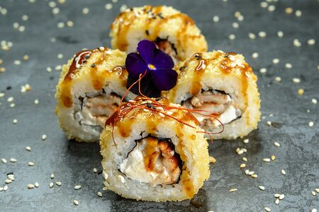 Жареный мини-бикини с угрем