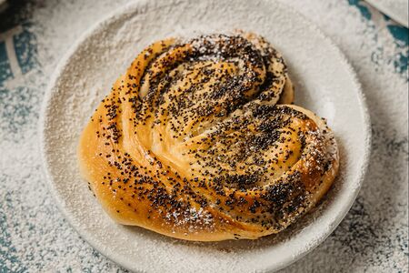 Булочка с маком