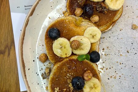 Панкейки с медом, бананом и орехами